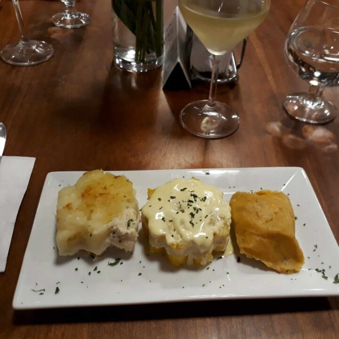 Pastelito de Yuca con pollo queso manchego y salsa blanca. Entrada de Cena de Año Nuevo. Tamal de pollo. Mini Causa Peruana con camarón, alioli y perejil