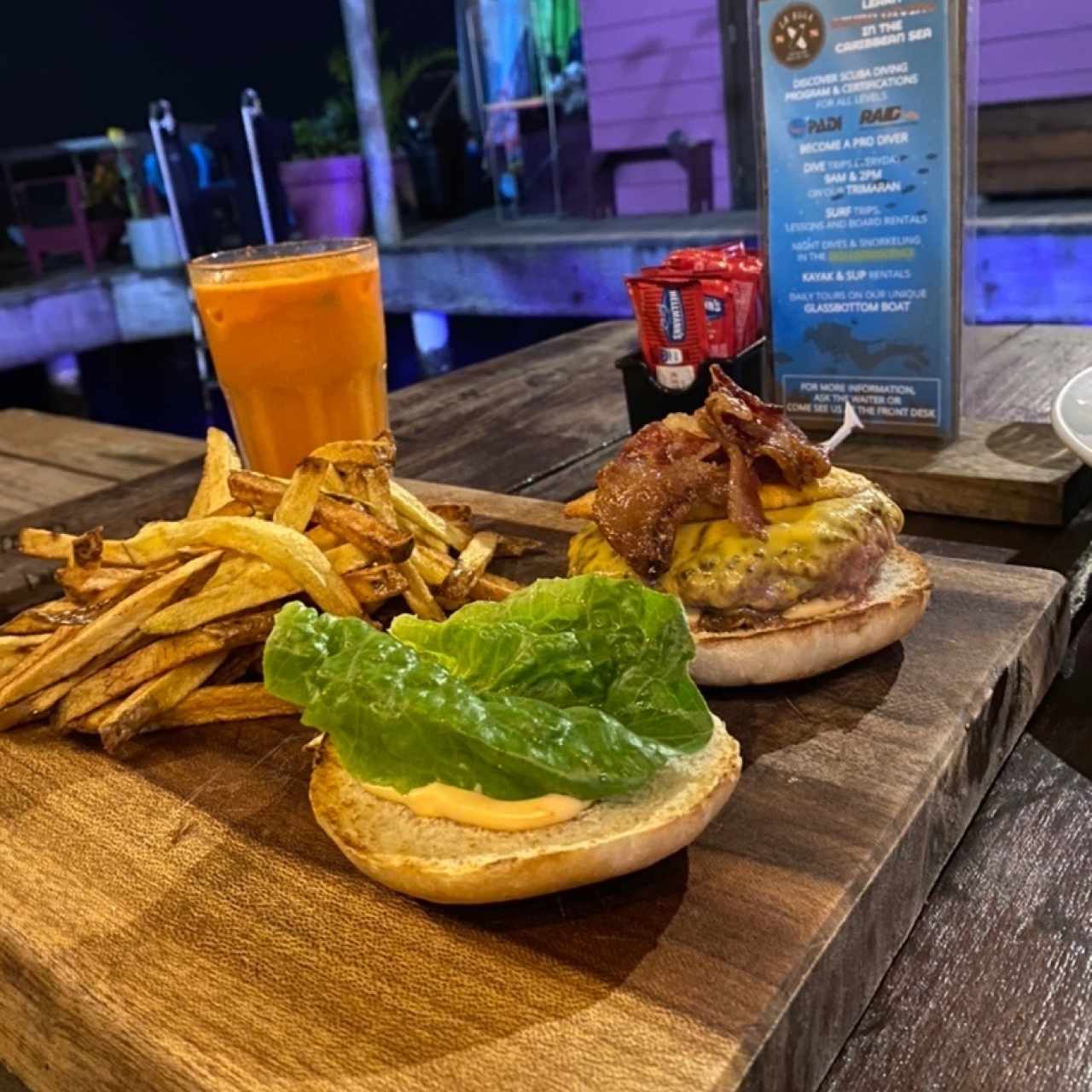 La Bugga Burger con Energyzer (Zanahoria, Naranja y Jenjibre).
