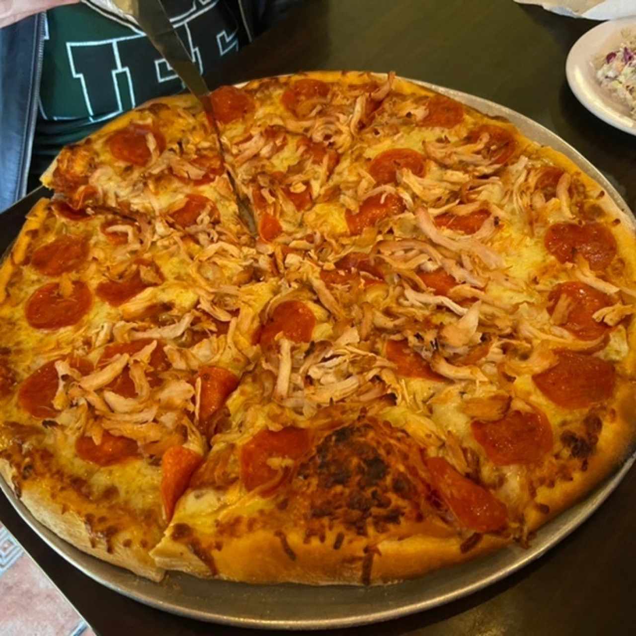 pizza de peperoni y pollo tamaño familiar (paso ancho)