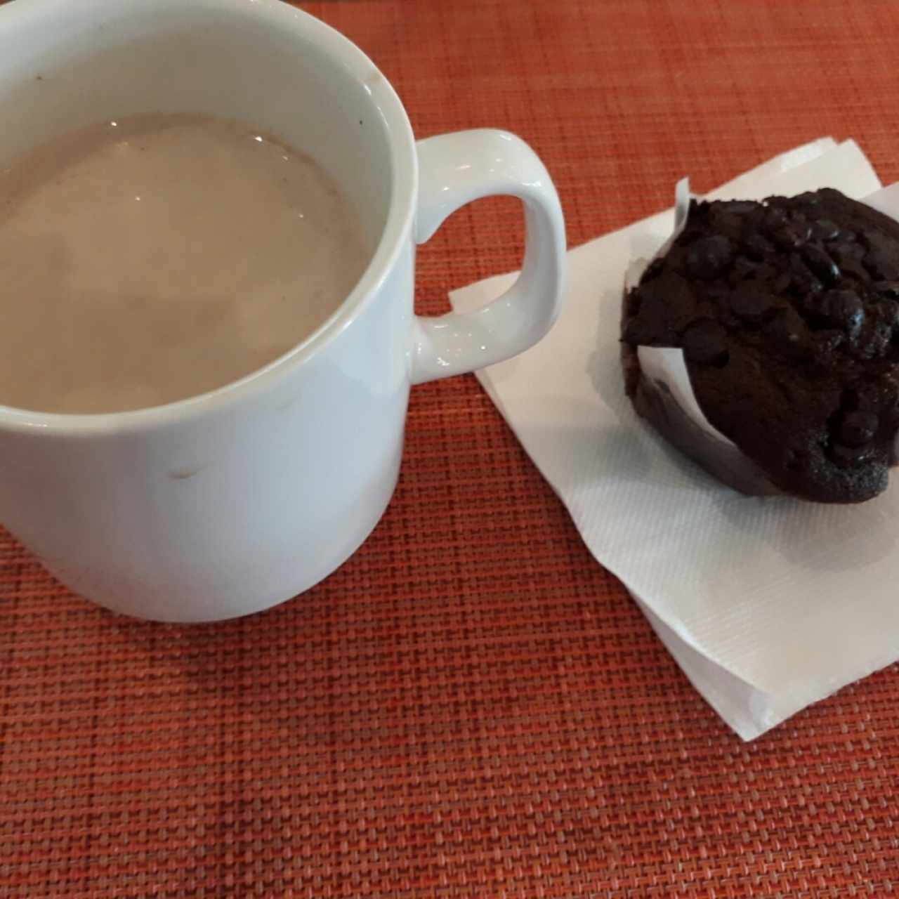 Chocolate caliente y muffin de chocolate