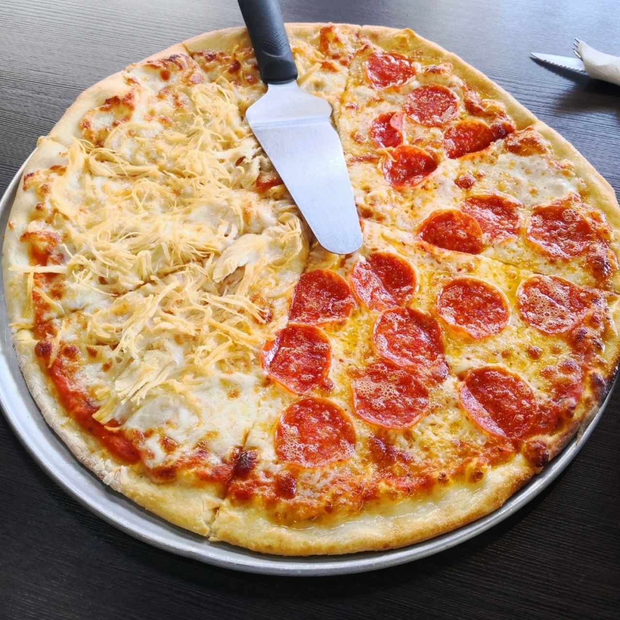 pizza de peperoni y pollo