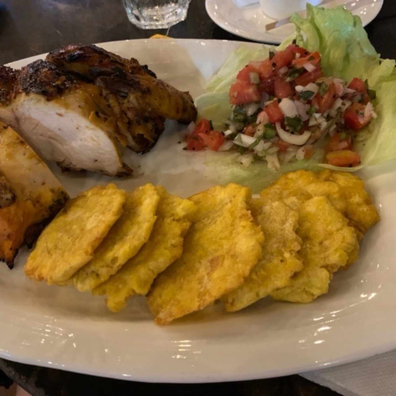 Pollo asado con patacones y pico de gallo