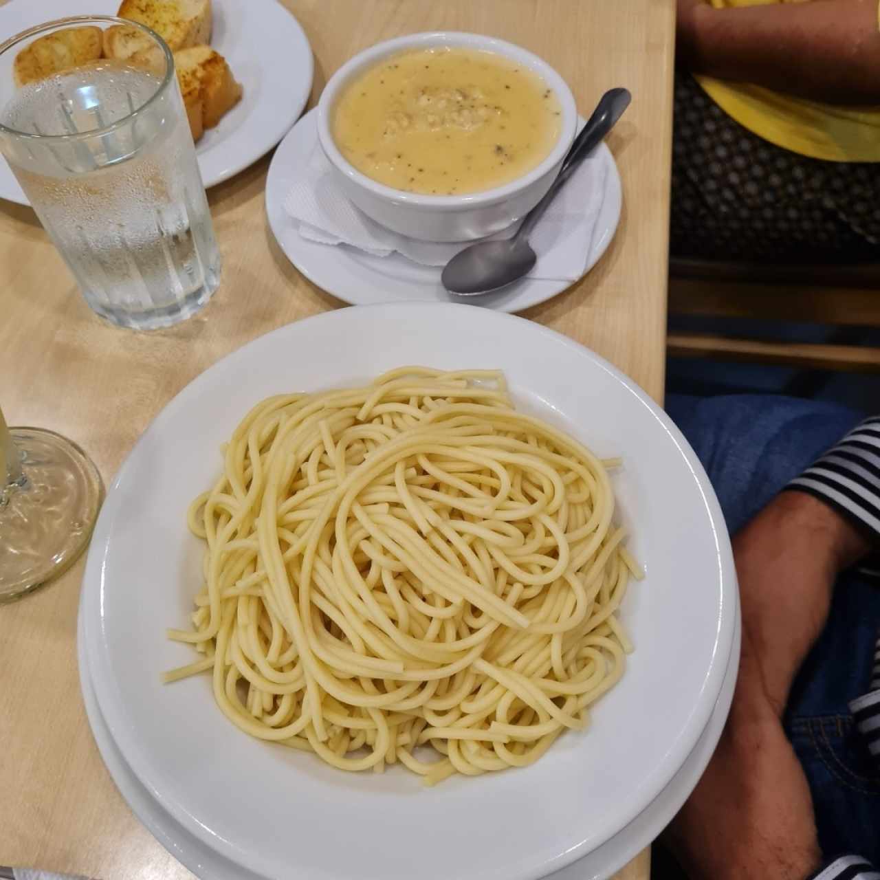 Spaghetti con pollo en salsa blanca