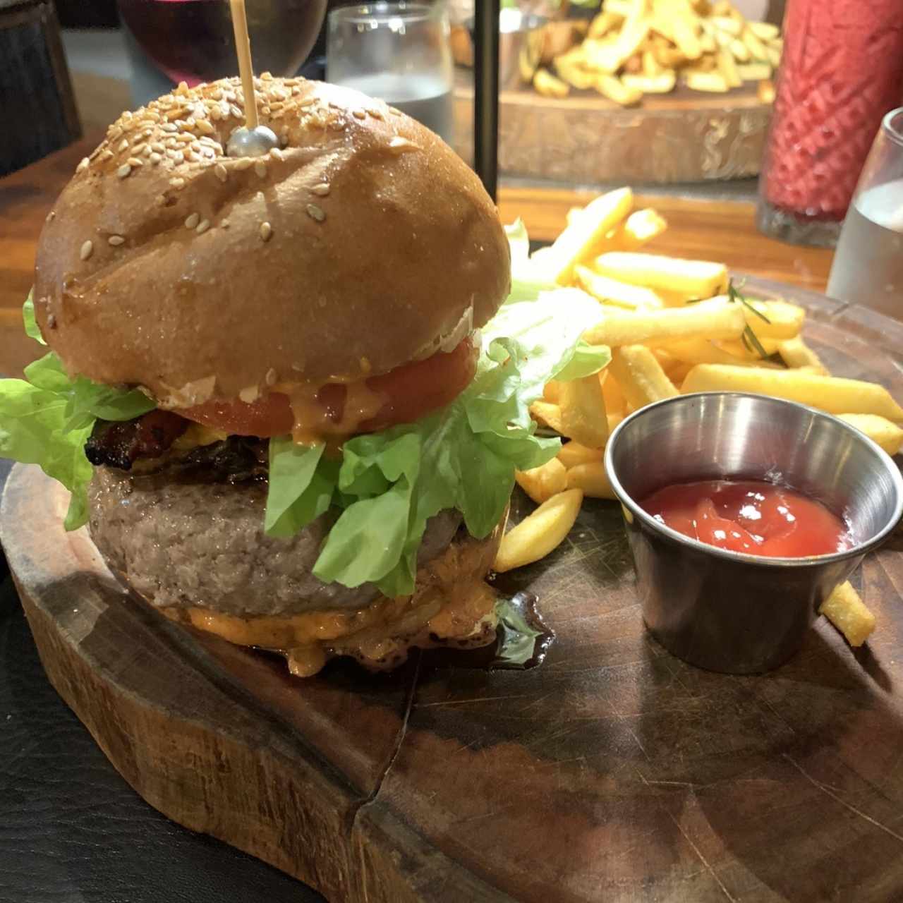 Hamburguesa de Angus con cheddar,hongos,tocino,salsa Butcher y papas fritas