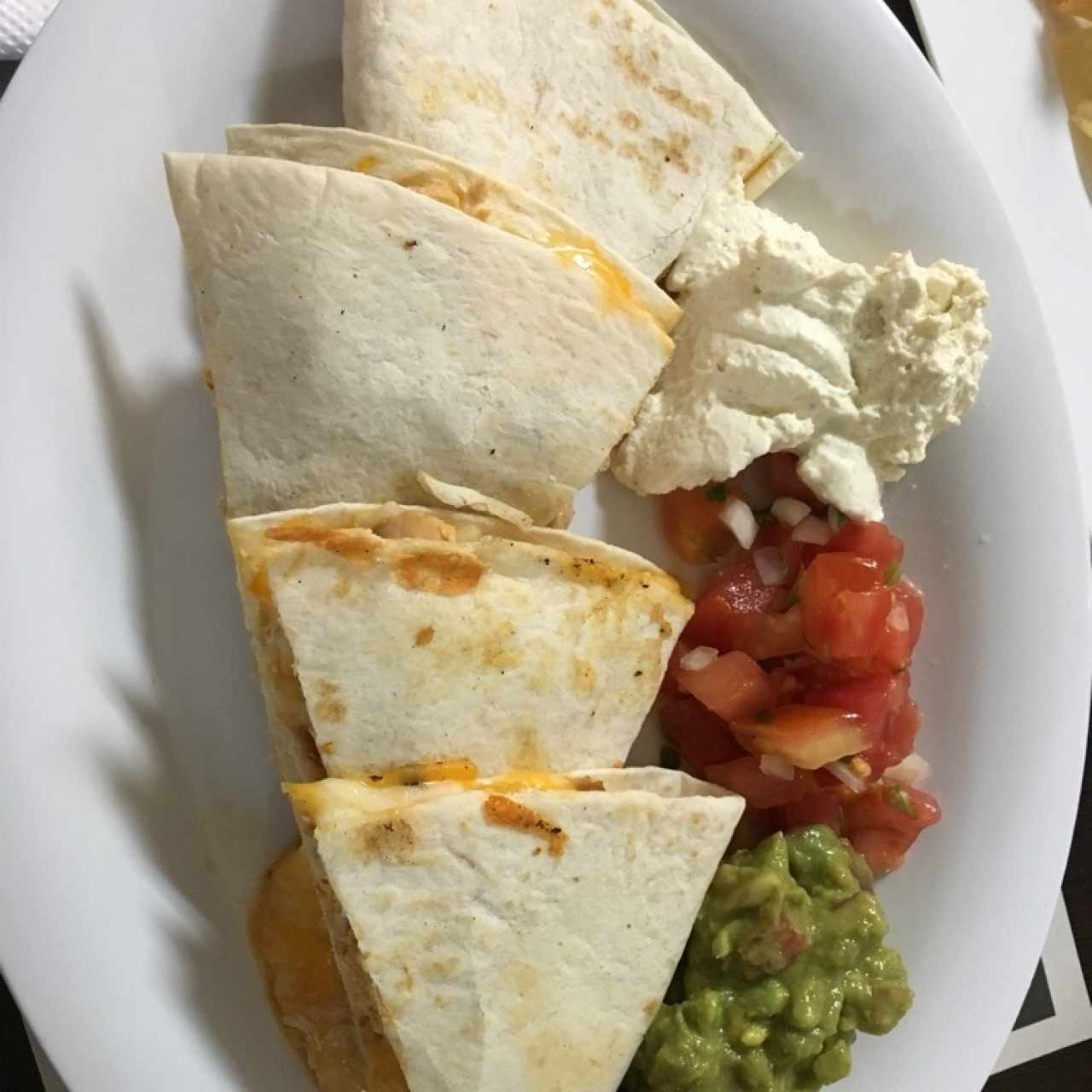 Quesadillas con pico de gallo, guacamole, y quedo crema 🤤