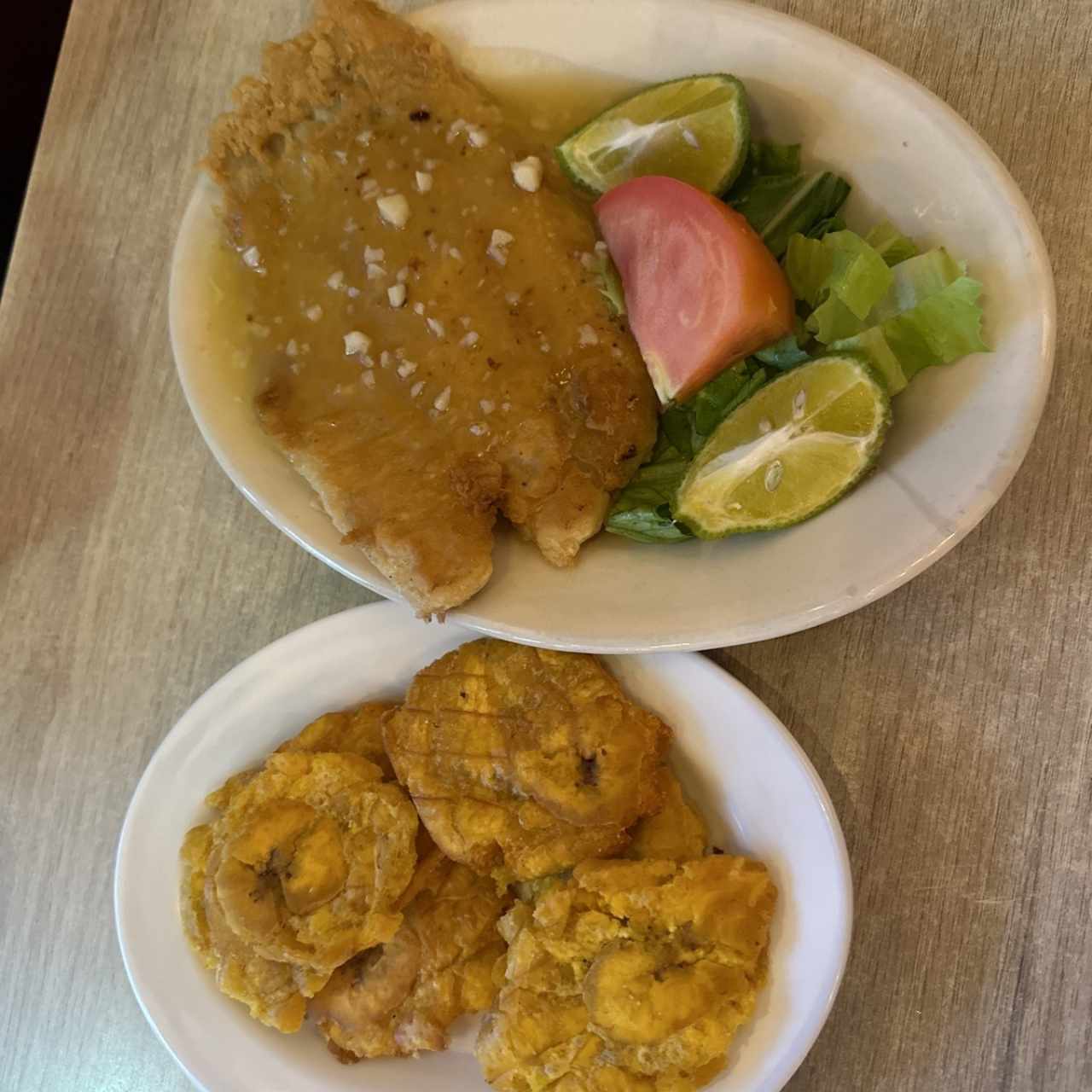 Filete de corvina al ajillo con patacones