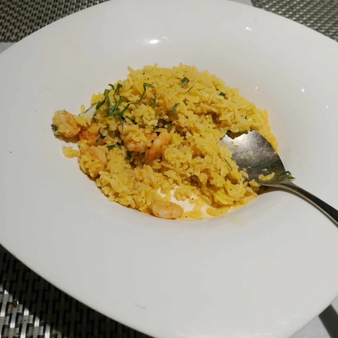 arroz frito mediterráneo de camarones y vieras