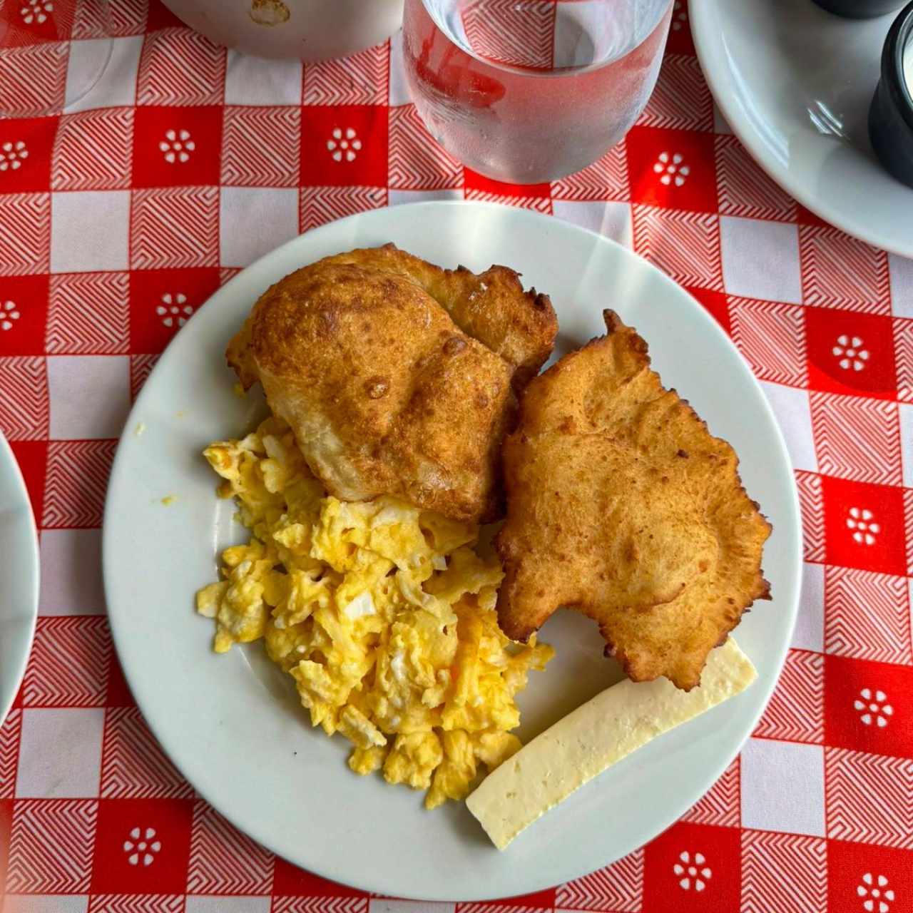 Dos huevos con tortilla y hojaldre y queso.