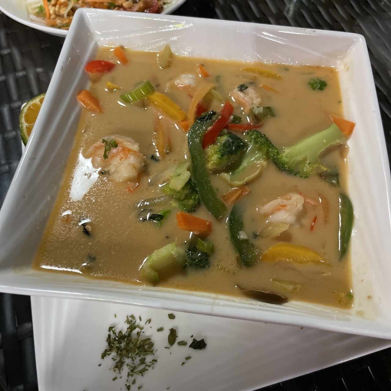 Curry rojo tailandés de camarones 