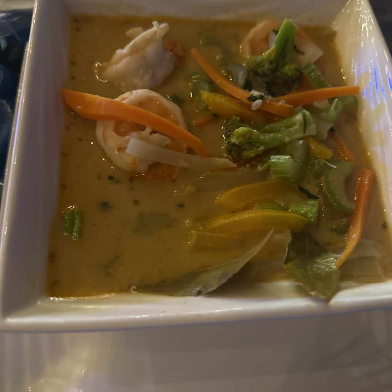 Curry rojo tailandés con camarones 