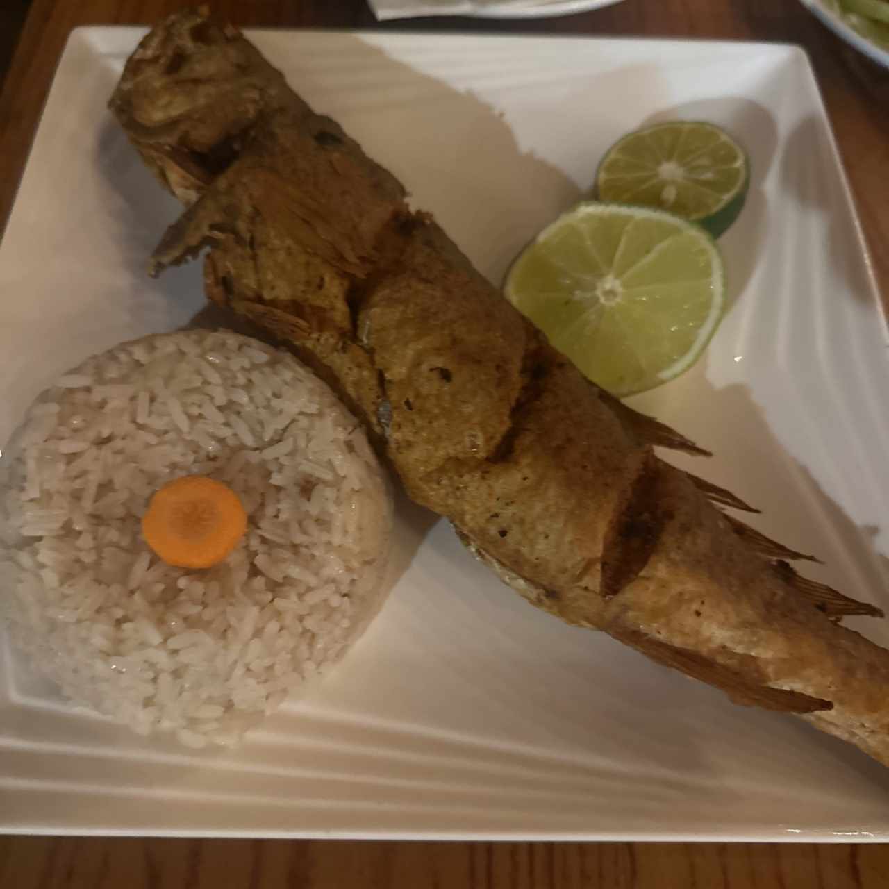 Corvina entera con arroz con coco 
