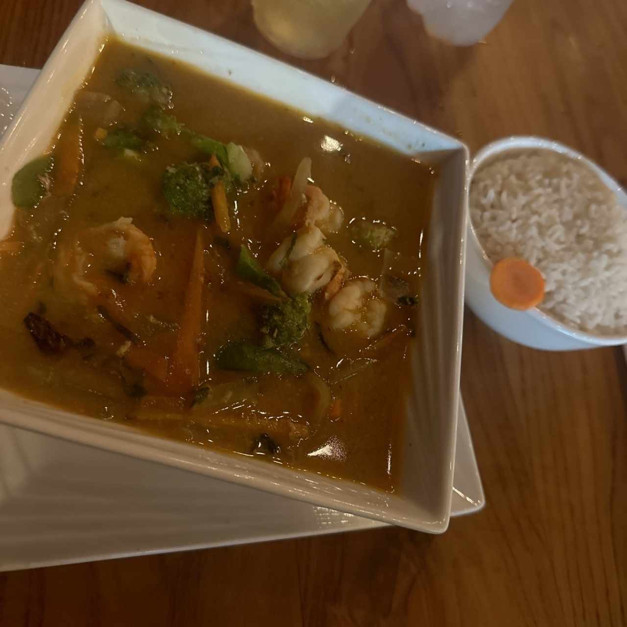 Curry rojo tailandés de camarón 
