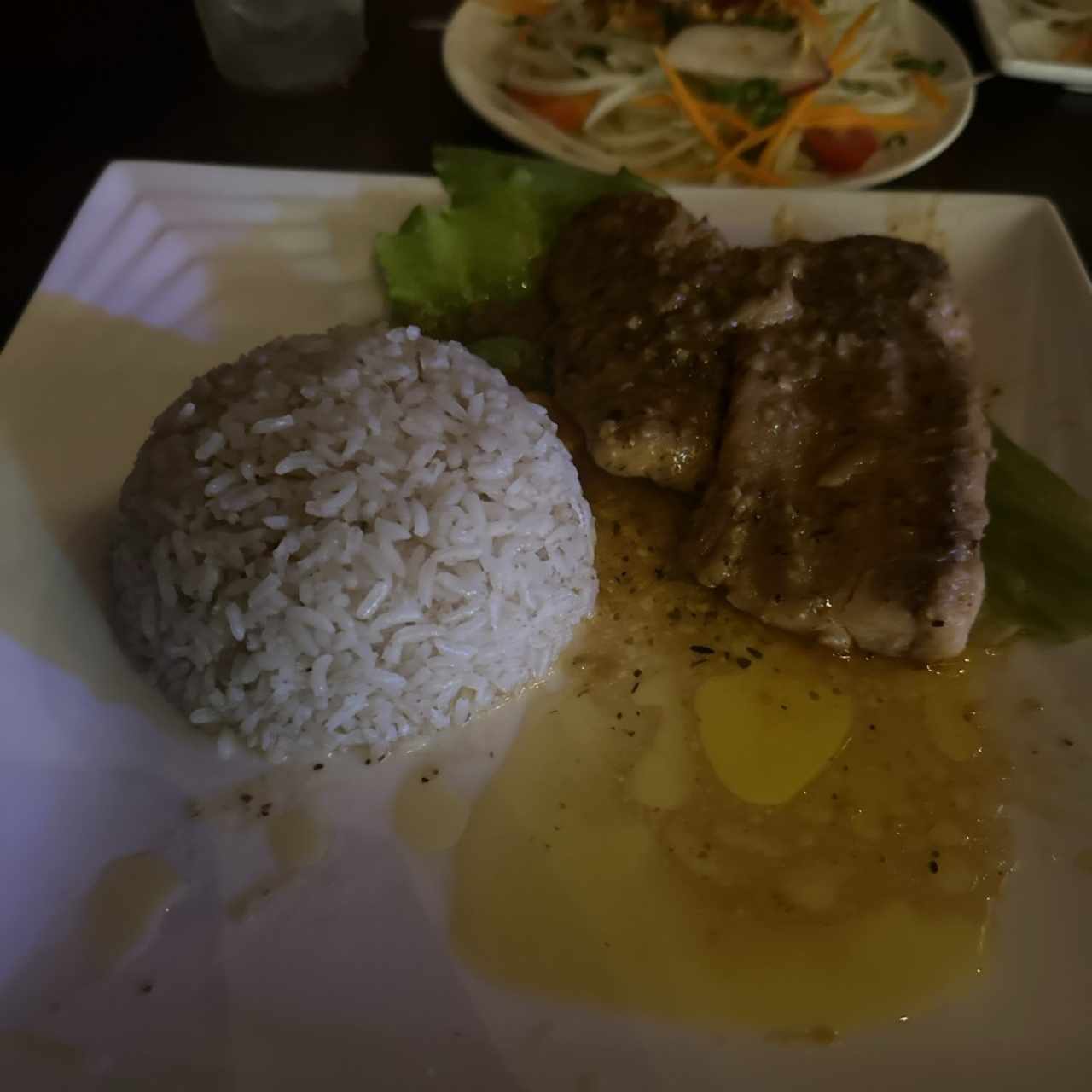 Filete de corvina al ajillo con arroz 