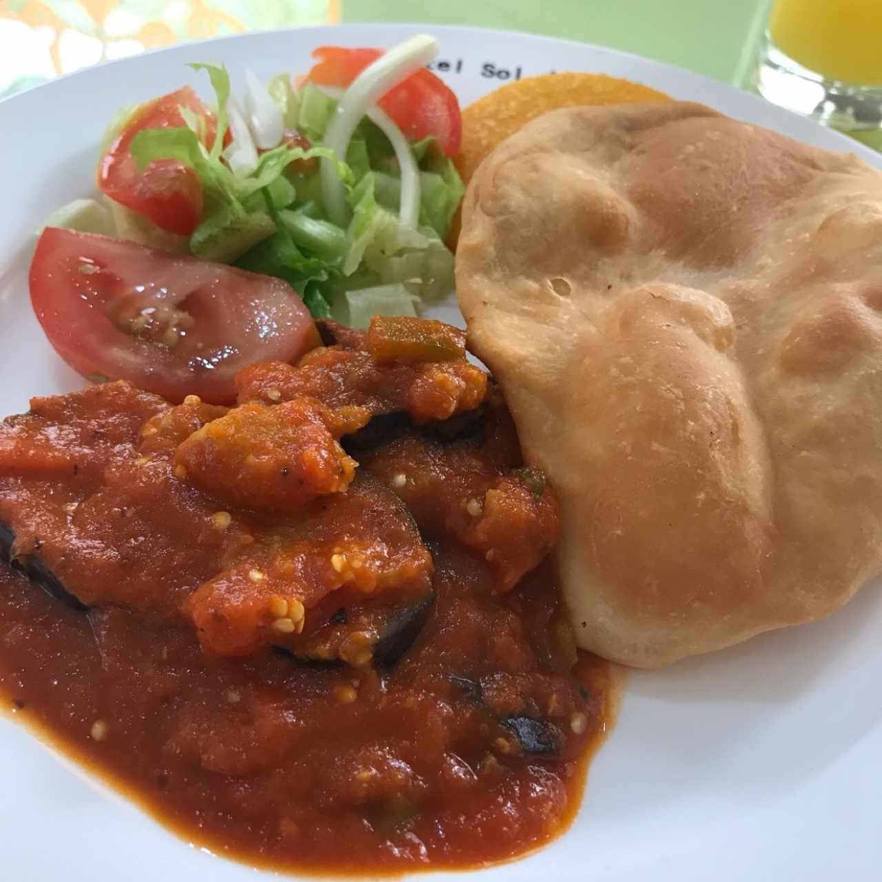 Berenjena con hojaldre y tortilla (opción vegetariana)