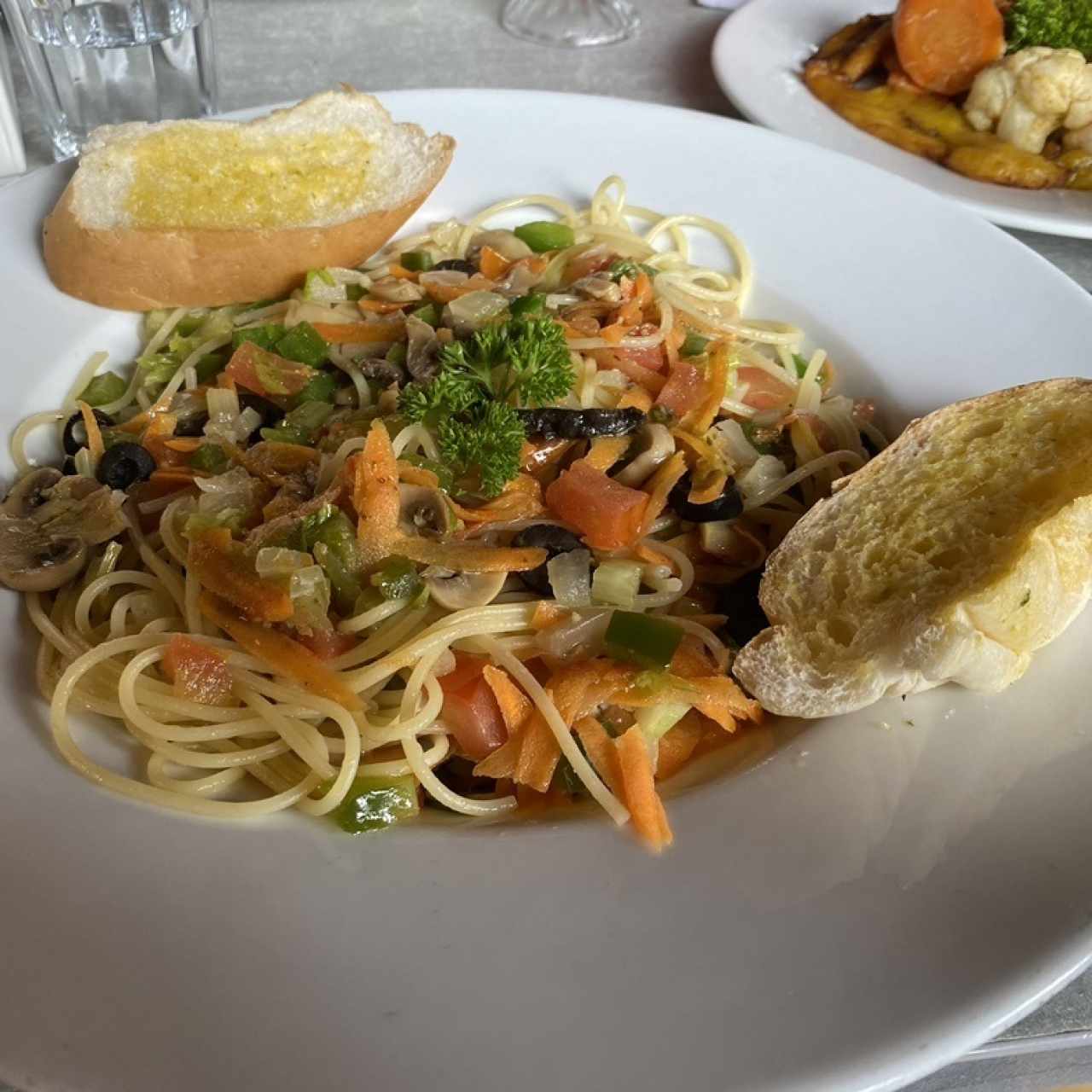 Spaguetti con vegetales (a la primavera)