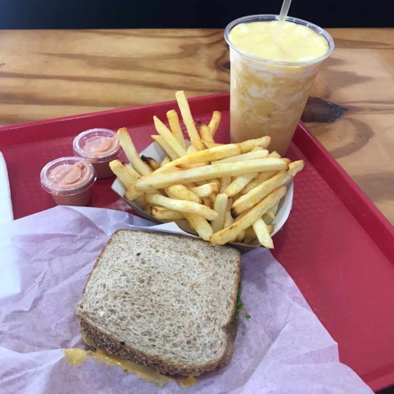 Hamburguesa de Lentejas, papas asadas grandes y licuado de piña