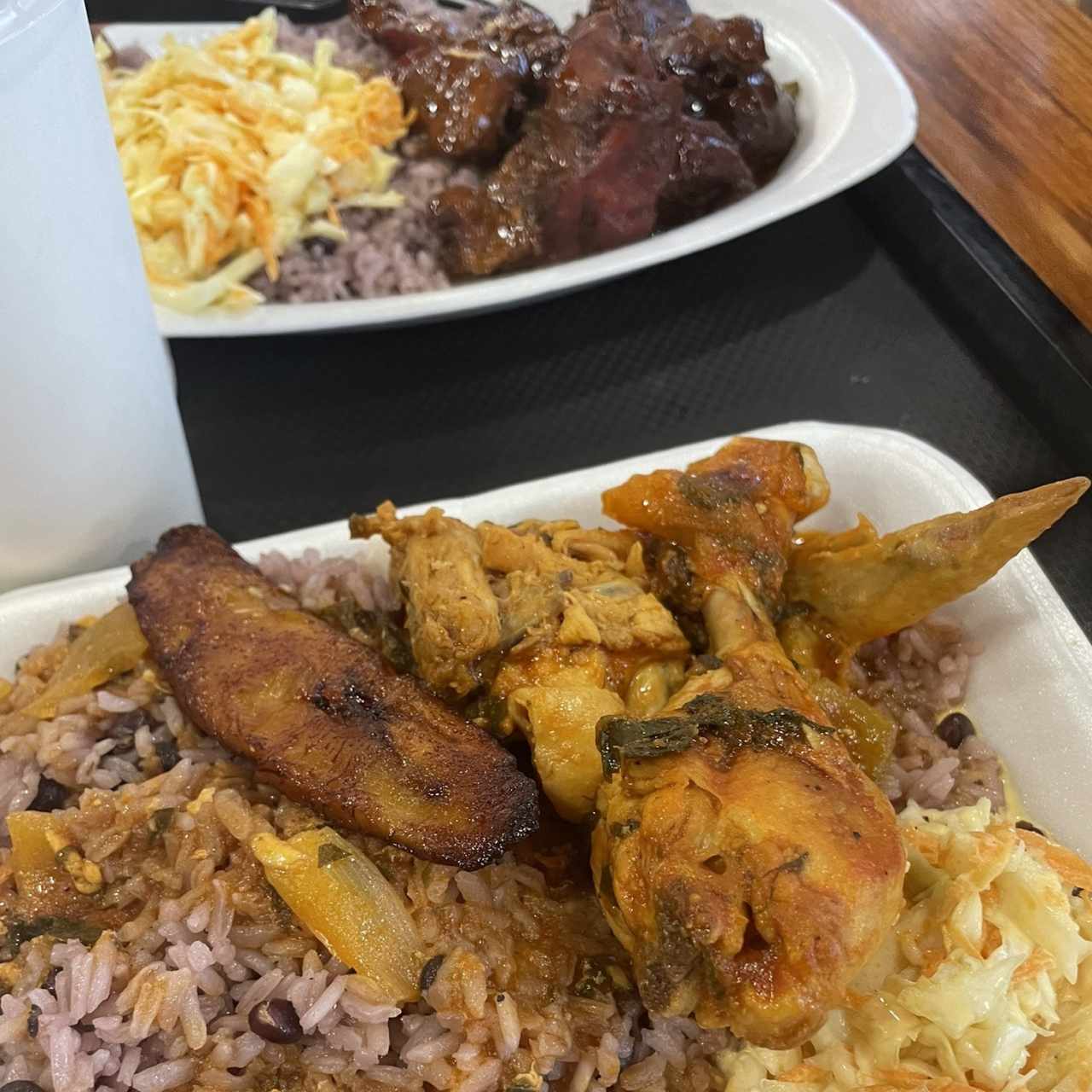 Arroz con guandu, gallina guisada, tajada y ensalada de repollo