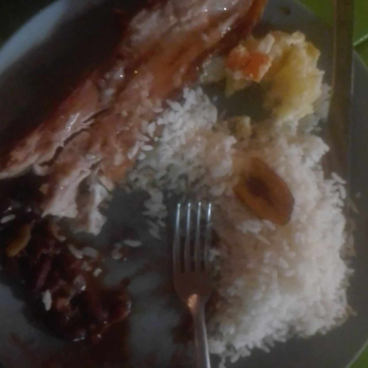 lechona con arroz poroto tajada y ensalada 
