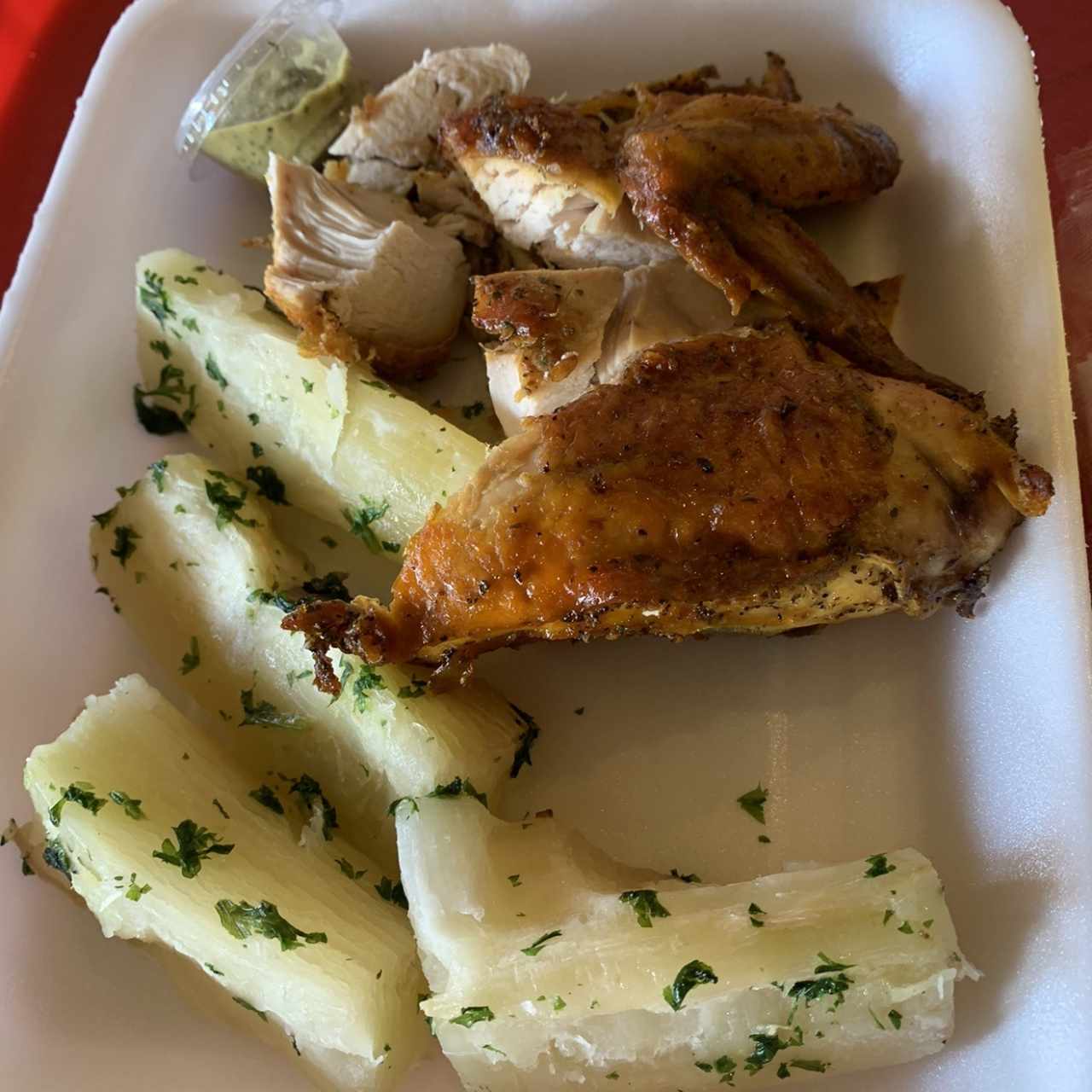 Pollo asado con yucas 