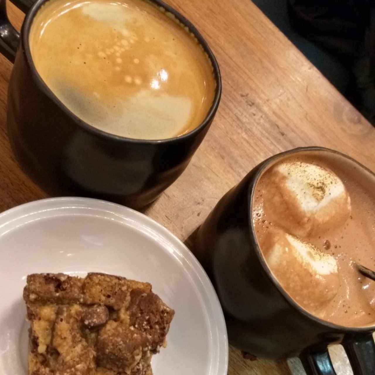 Cafe Americano y chocolate caliente 65%