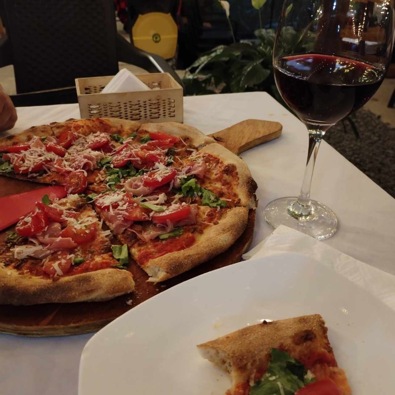 Pizza italiana y vino de la casa