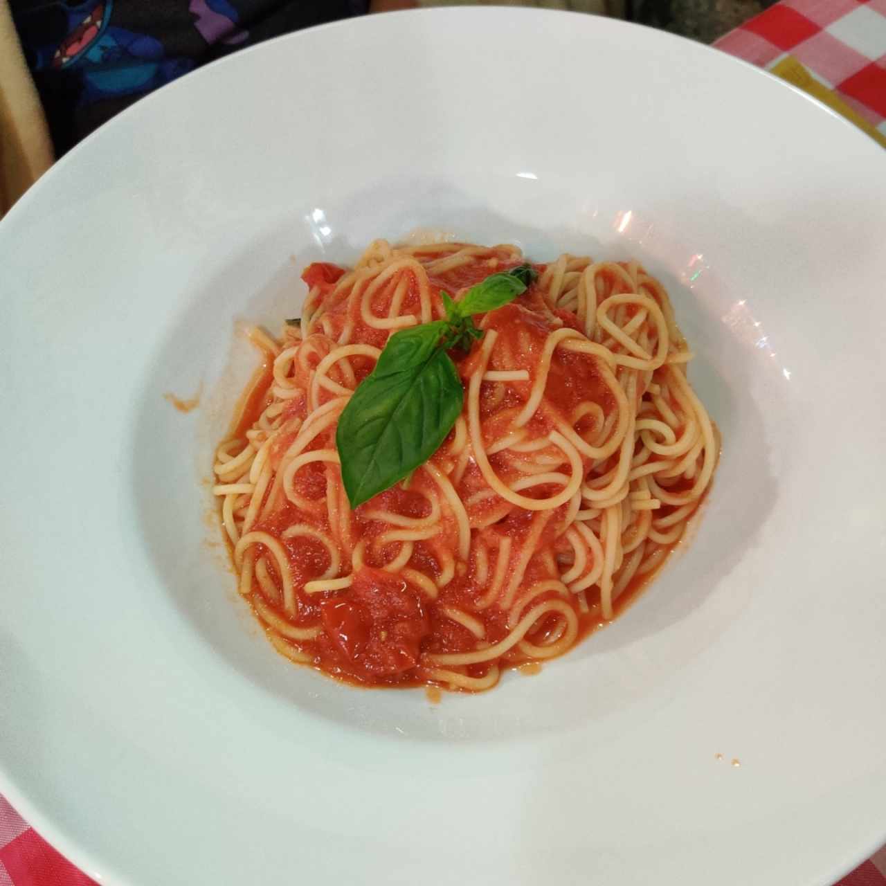 spaghetti tomate y albahaca