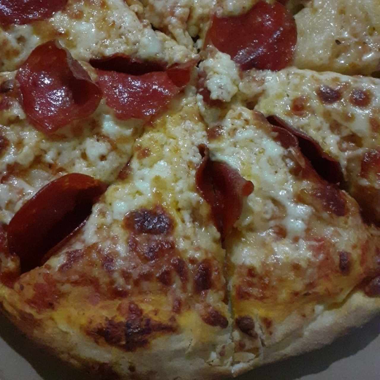 Pizza individualmente un solo ingrediente, de peperoni.