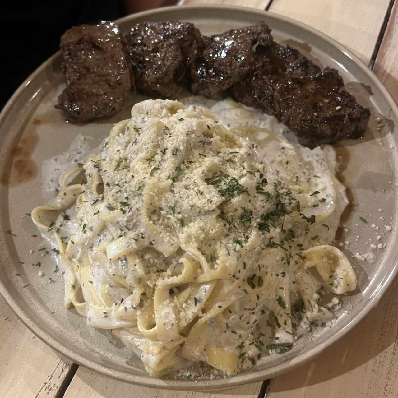 Filete de Res Con Pasta Alfredo