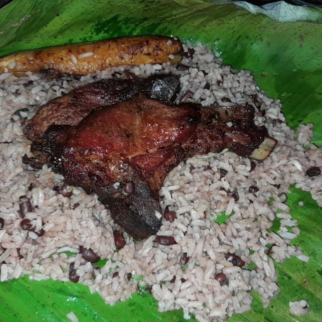 Mono de arroz con frijoles chiricanos, costillas ahumados y tajada