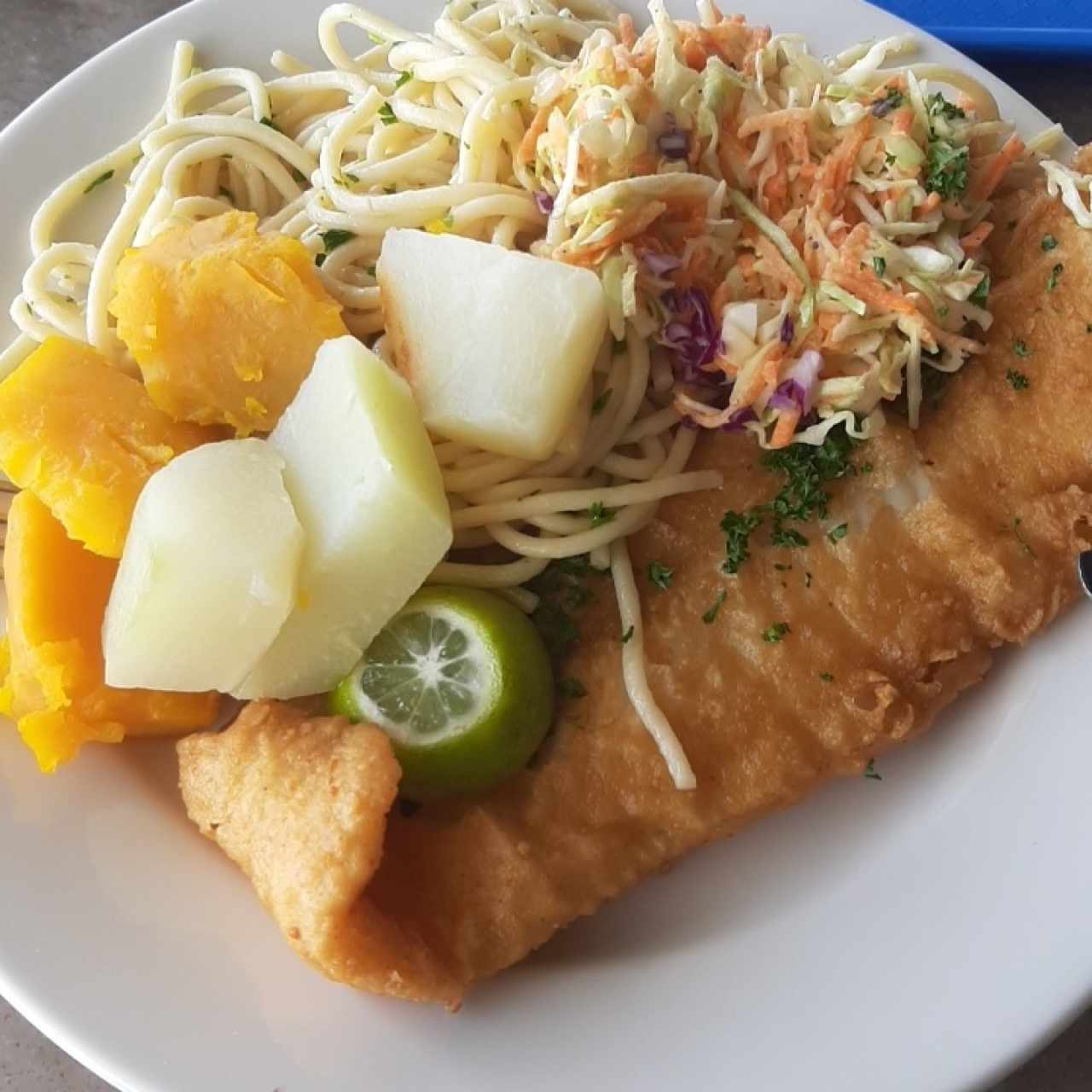 filete de pescado con vegetales, ensalada y pasta