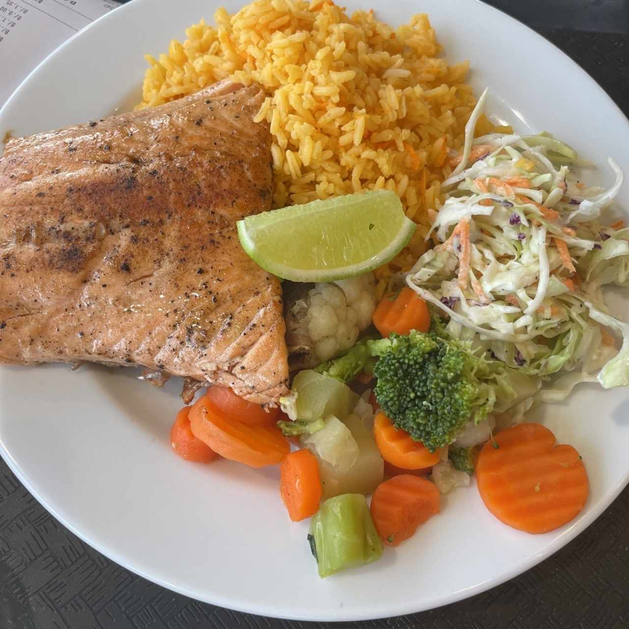 salmon con arroz especial y vegetales