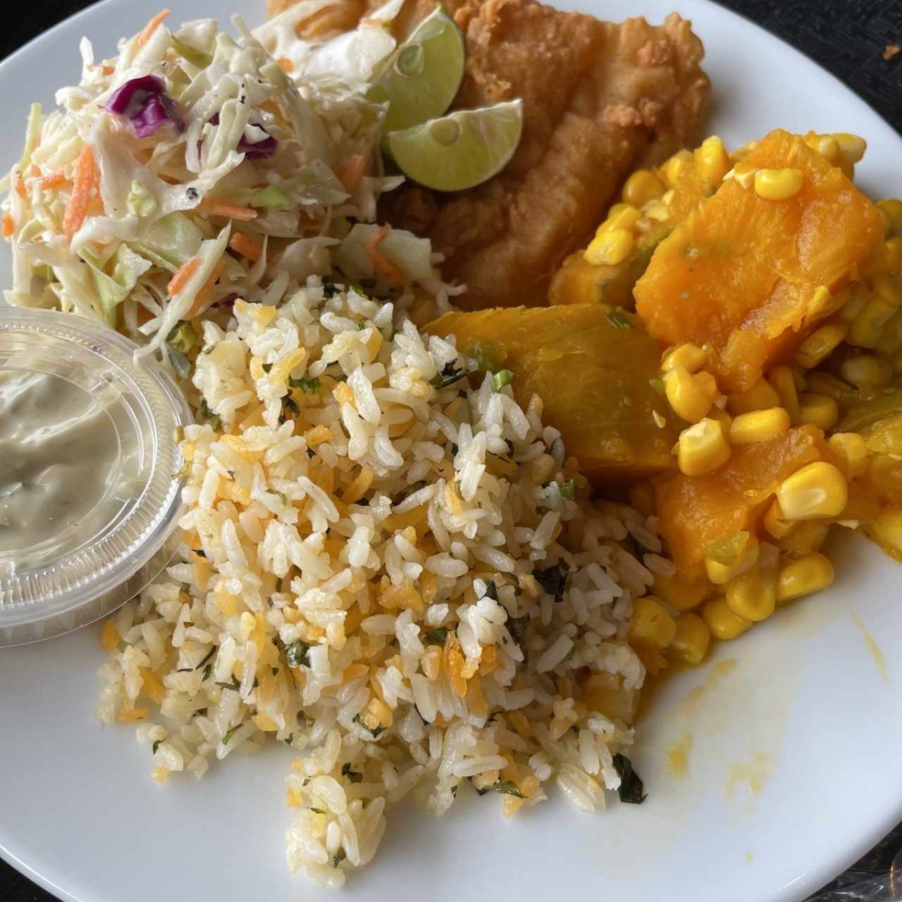 Pescado con vegetales, ensalada y arroz 