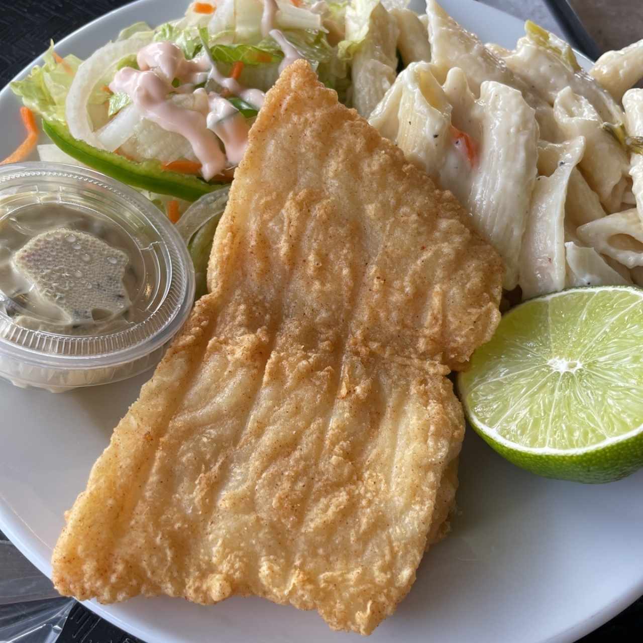 Pescado con pasta y ensalada 