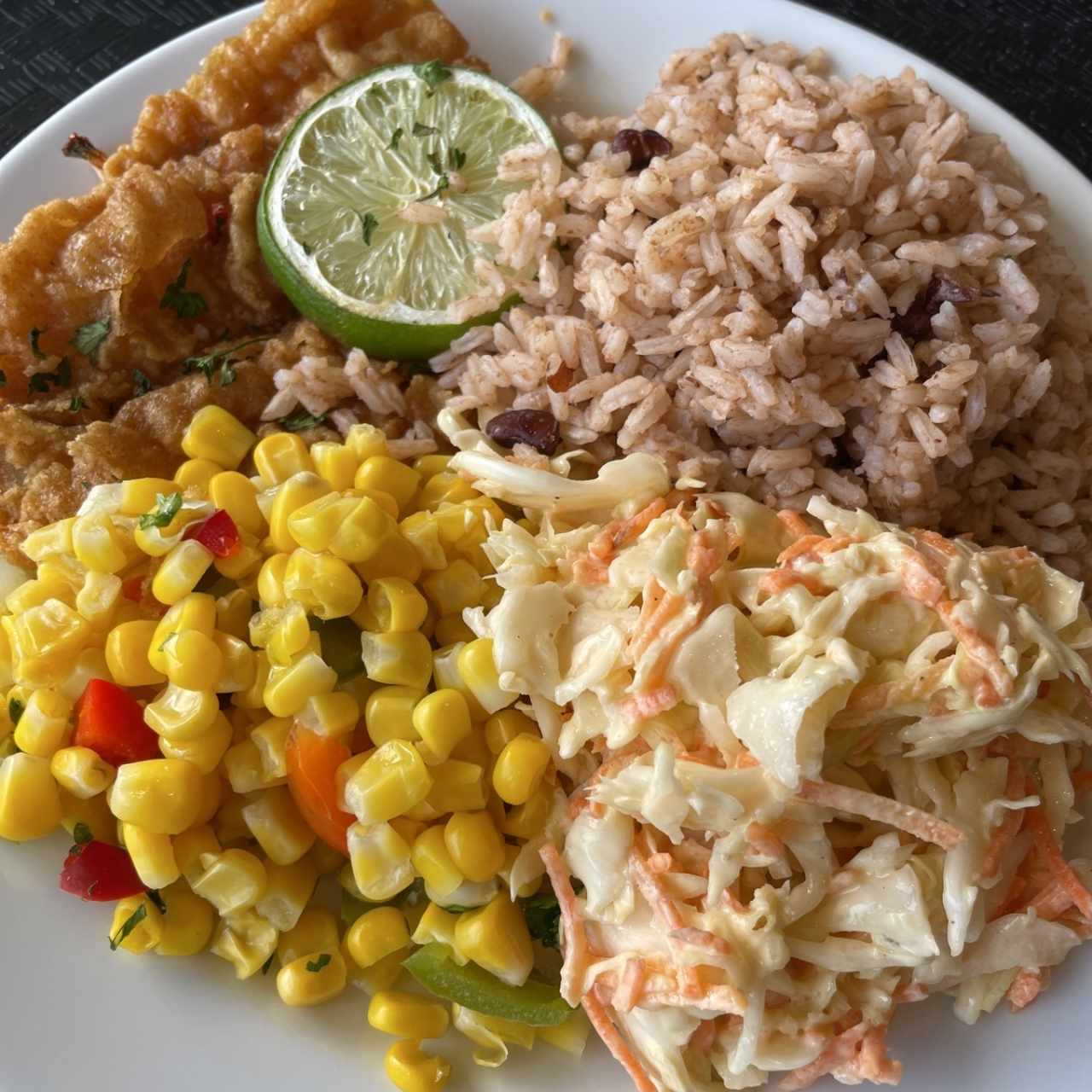 Filete de pescado con ensalada, vegetales y arroz 