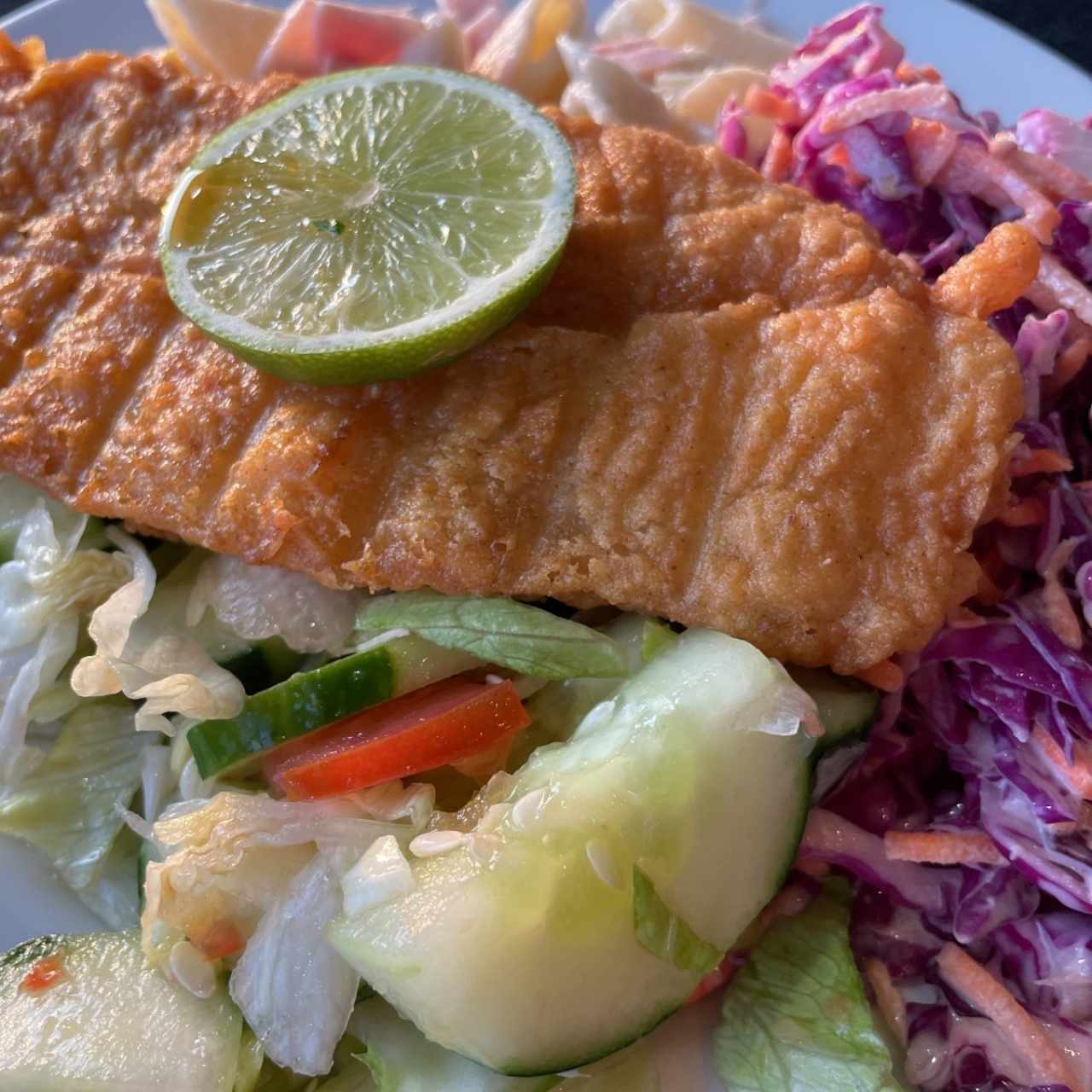 Pescado con ensaladas