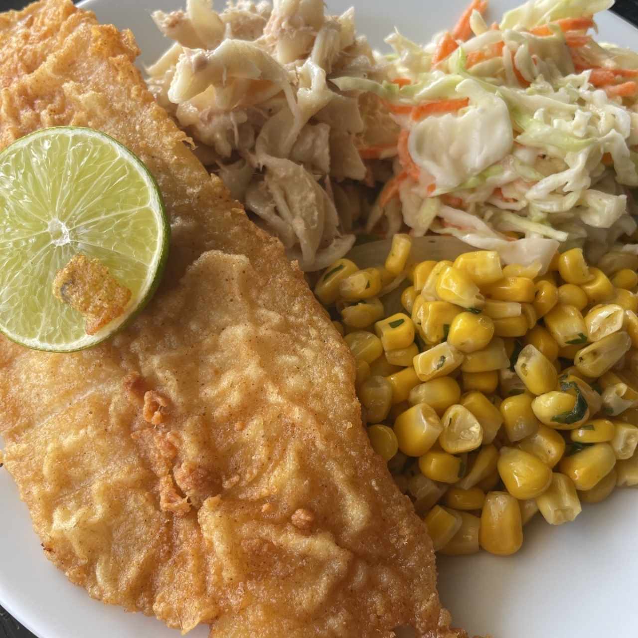 Pescado con maiz y ensaladas