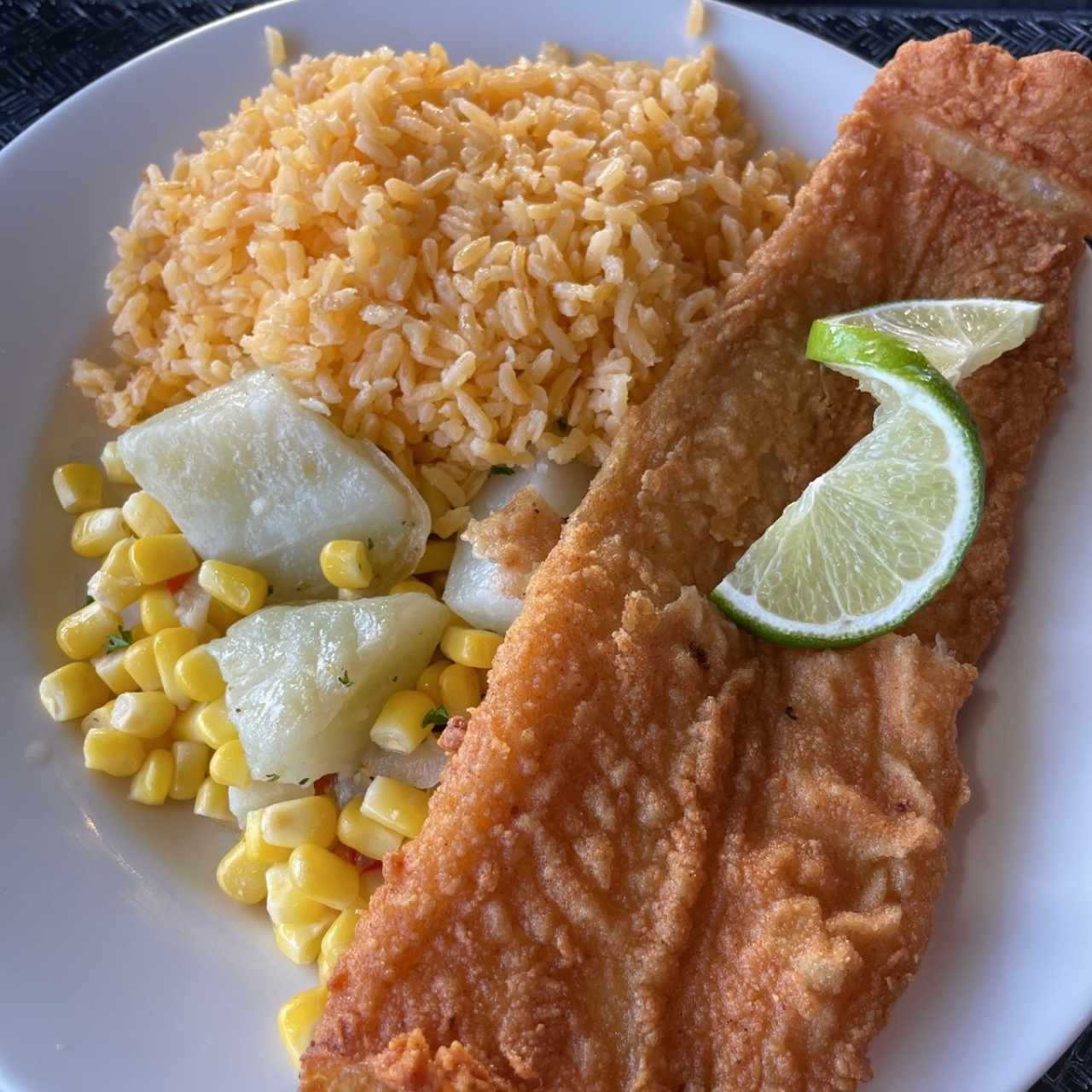 Pescado con arroz y vegetales 