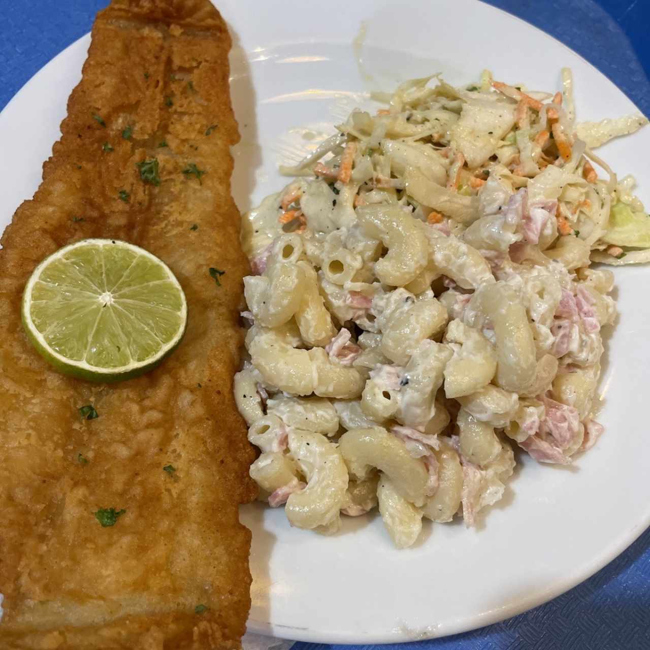 Pescado con ensaladas