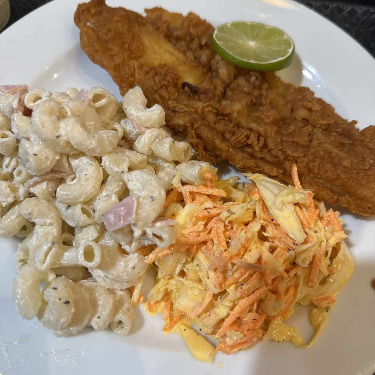 Pescado con ensaladas