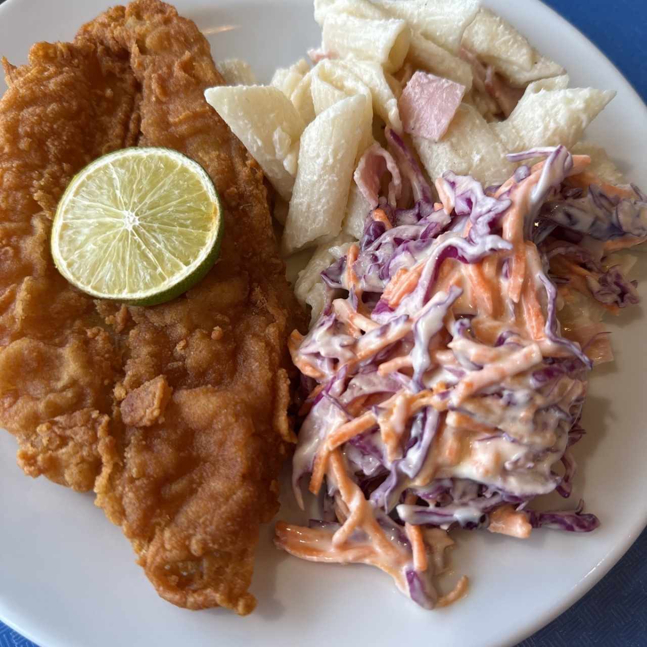 Filete de pescado con ensaladas