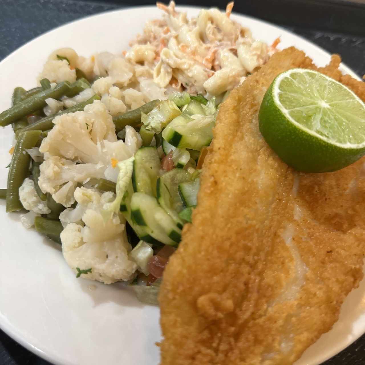 Pescado con vegetales y ensaladas