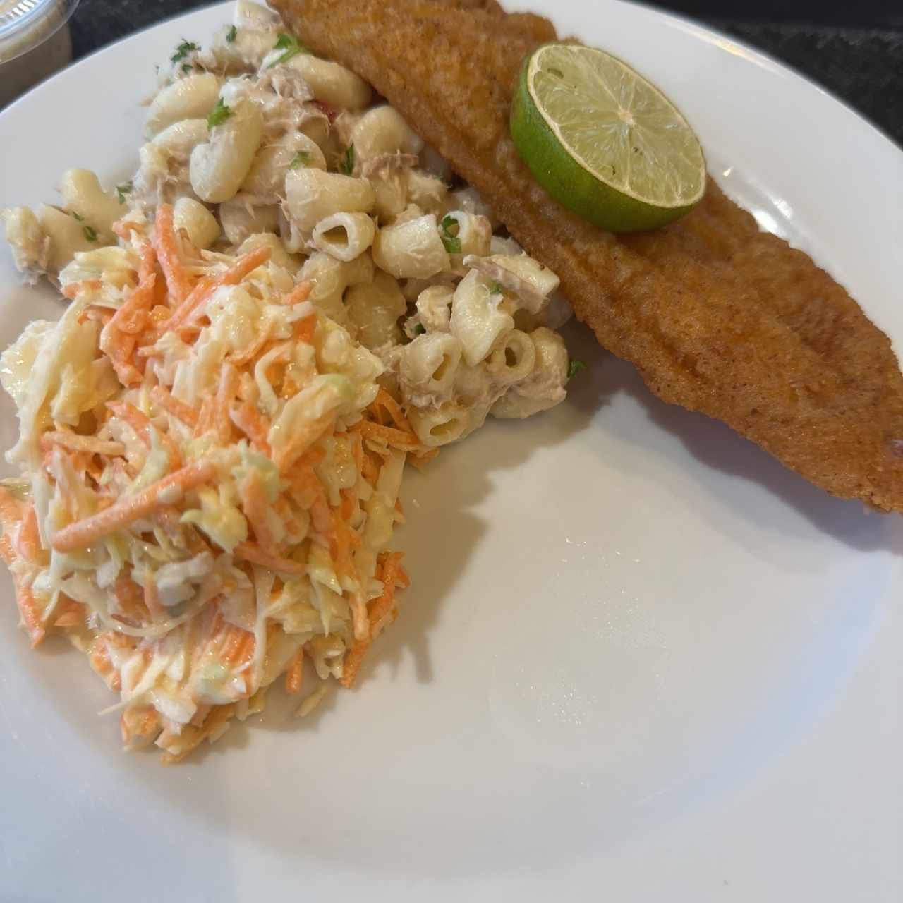 Filete de pescado con ensaladas