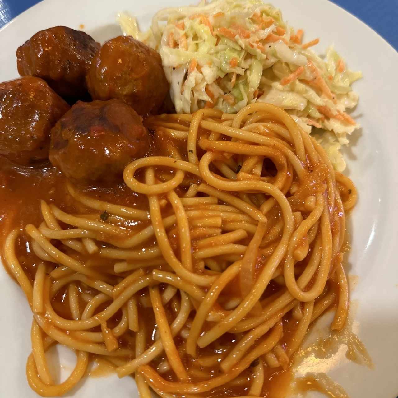 Albóndigas con pasta y ensalada 