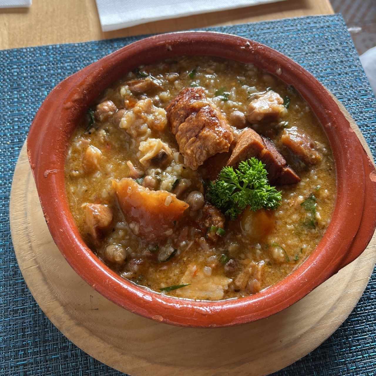 Guacho de Guandú y Chicharrón de Cerdo