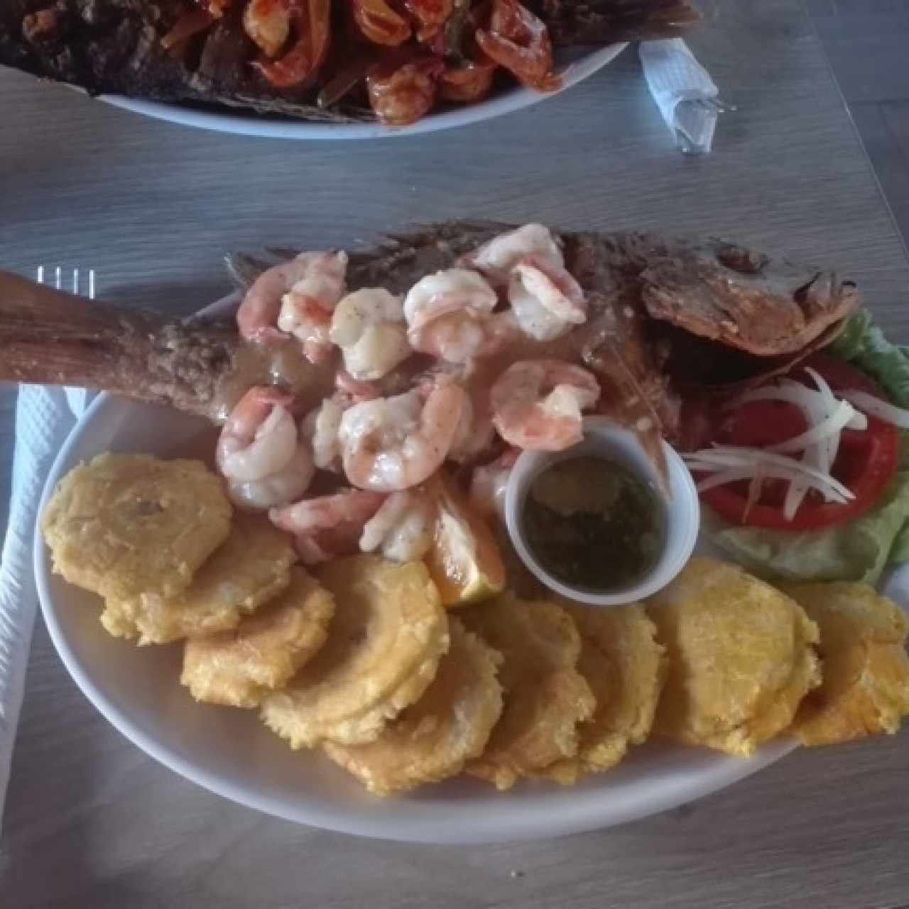 pescado frito a la pros con camarones y patacones