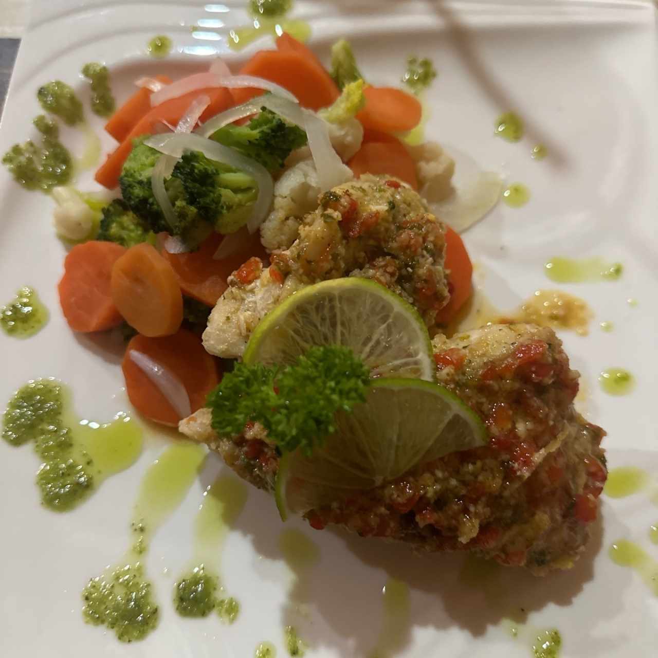 Filete de pescado al ajillo con vegetales 