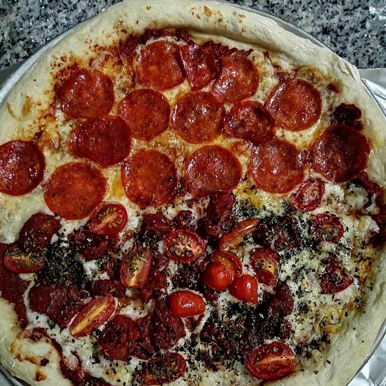 Pizza peperoni extra peperoni mitad margarita 