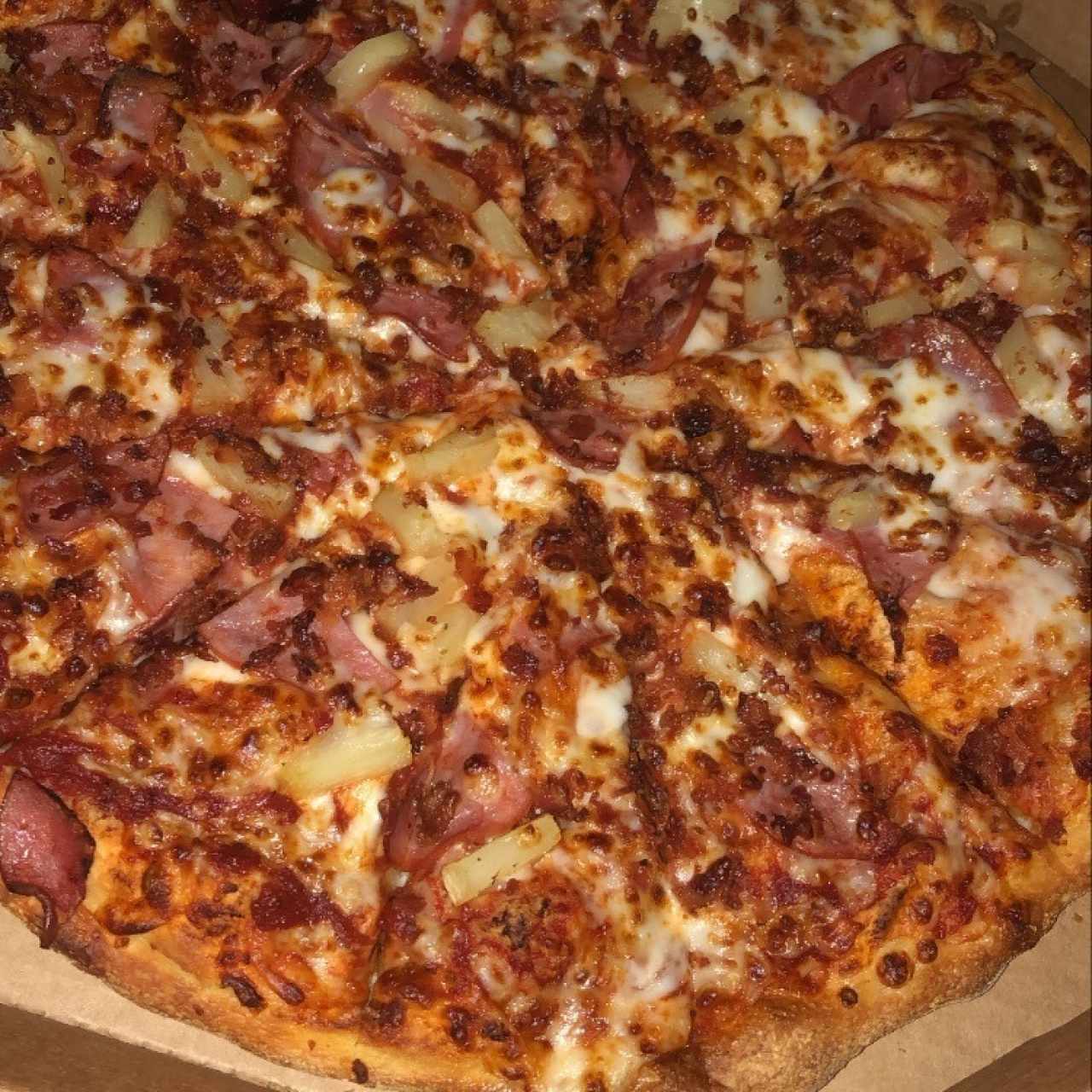 Pizza de piña, jamón y bacon 