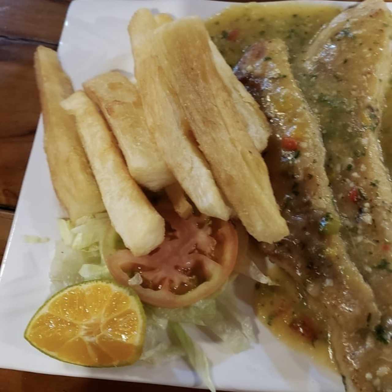 Filete de pescado al ajillo con yuca frita
