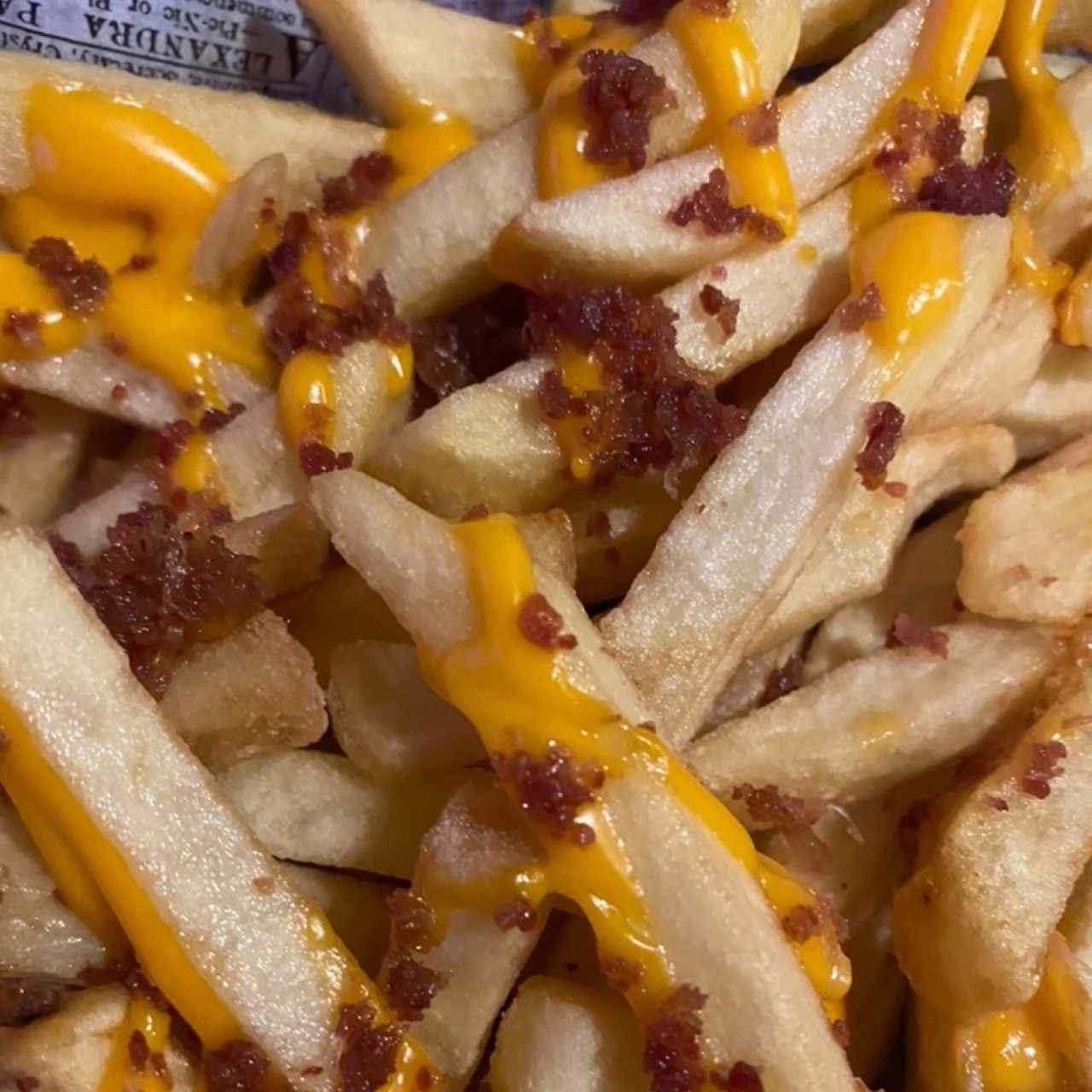 Cheese y bacon fries